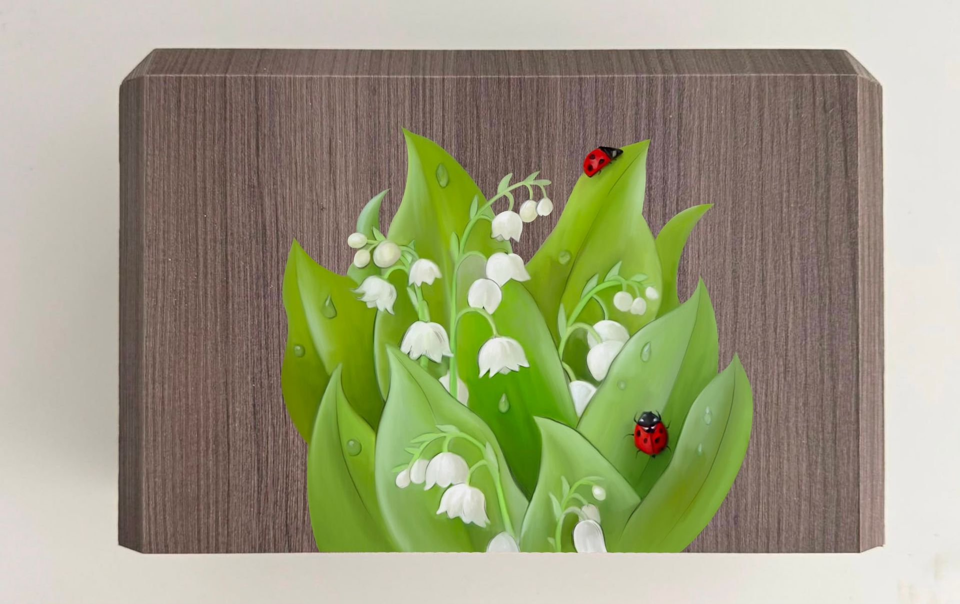 Mughetti e coccinelle rosse su foglie verdi, con uno sfondo effetto legno