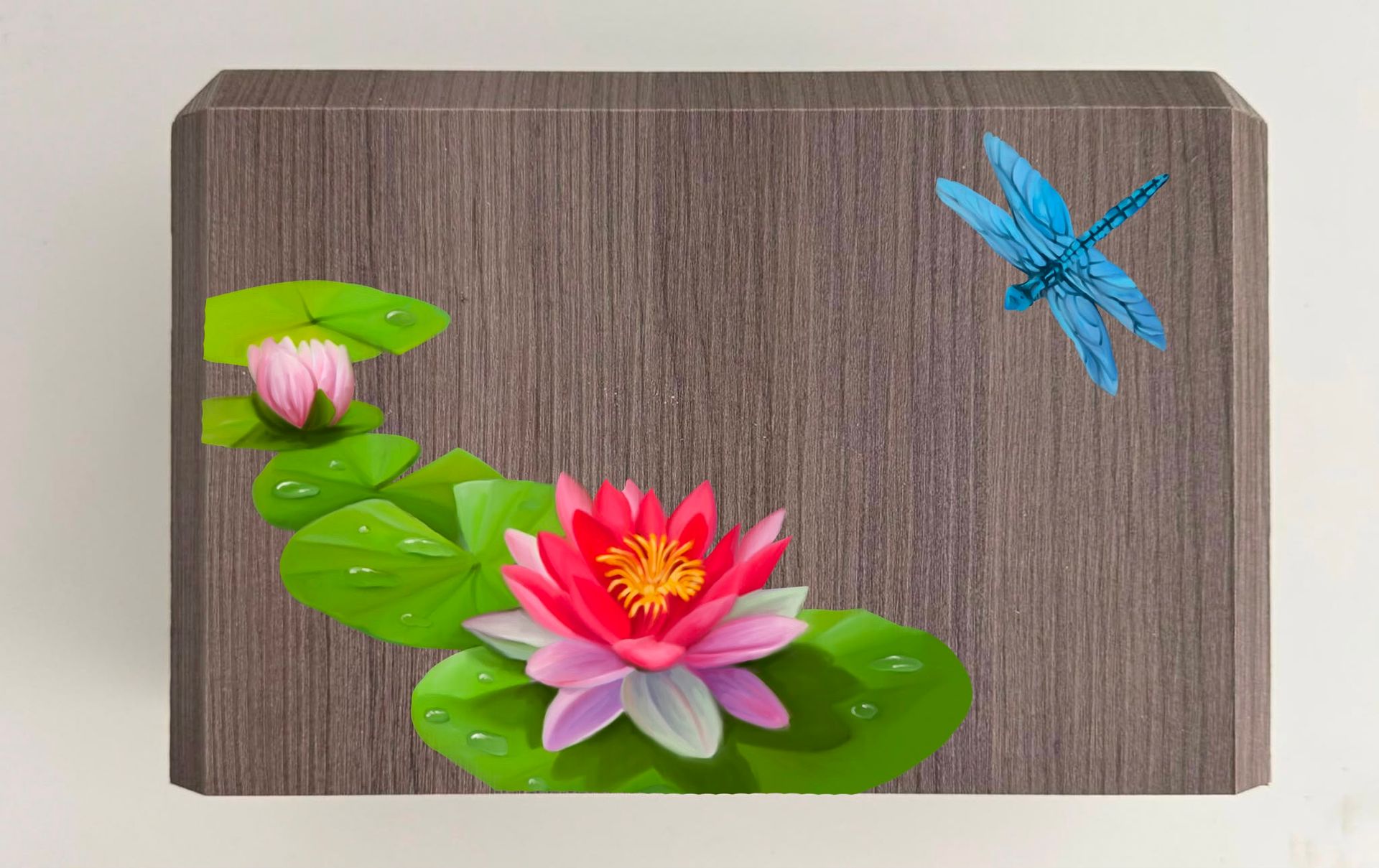 Pannello in legno decorato con fiori di loto rosa e verdi e una libellula blu