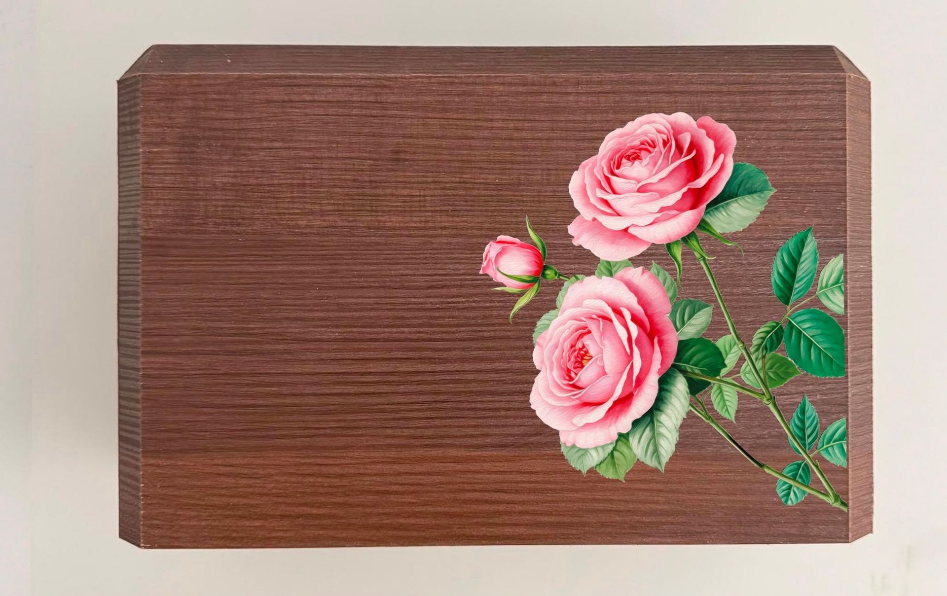 Targa di legno con rose rosa e foglie verdi dipinte sul lato destro