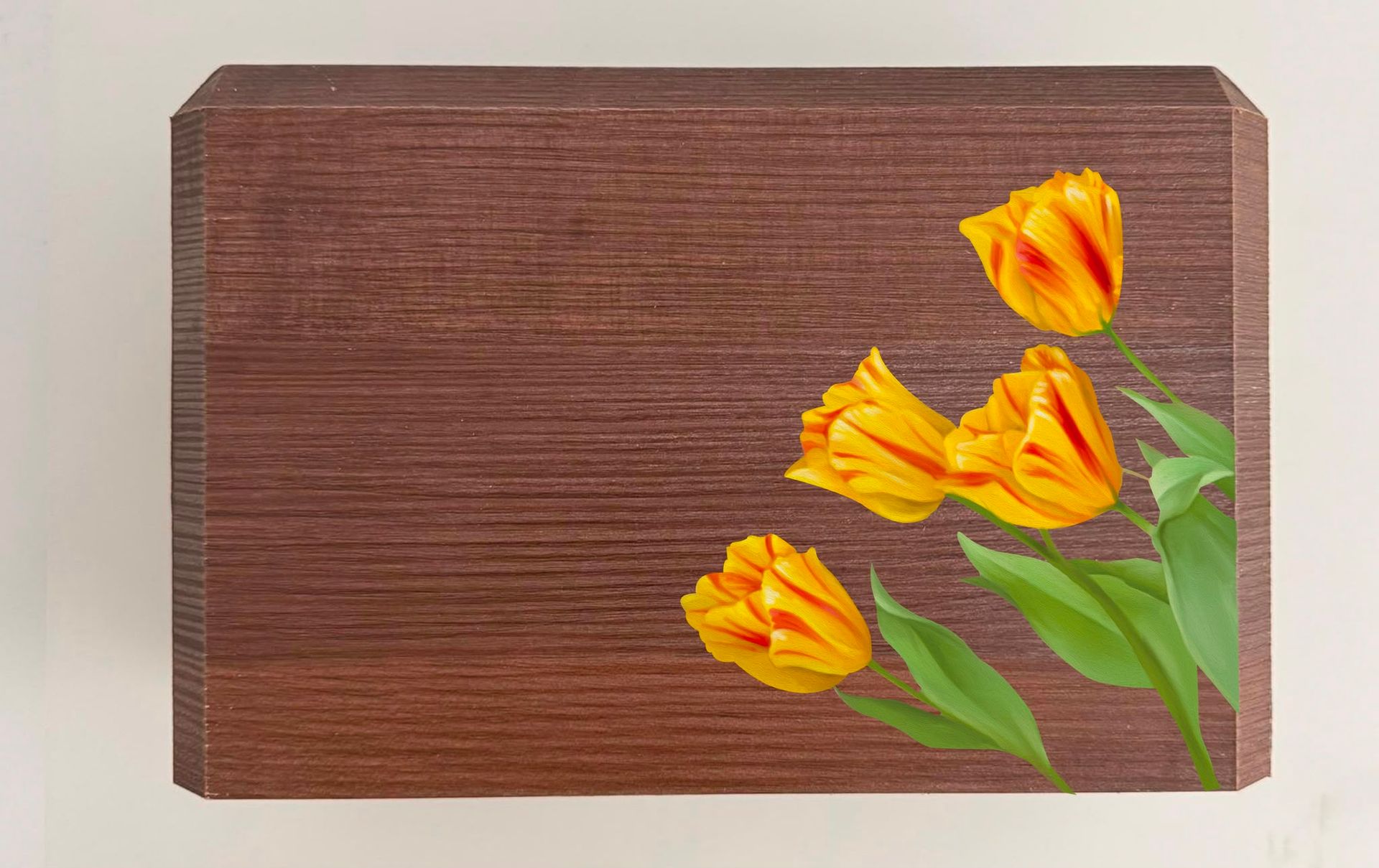 Cartoncino marrone con texture, con tre fiori giallo-arancio e foglie verdi sul lato destro