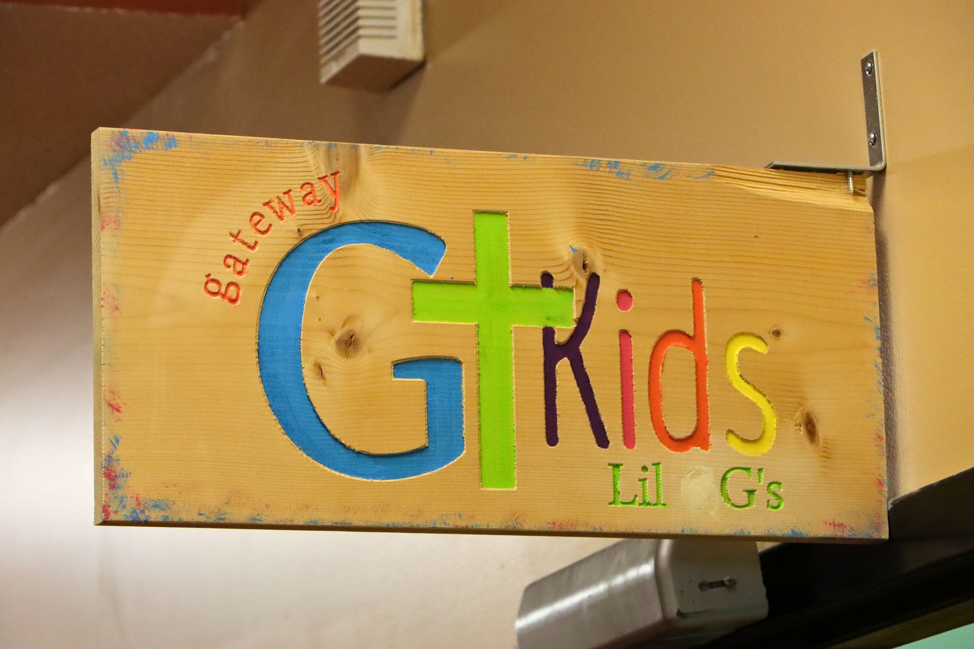 A wooden sign that says gateway kids on it