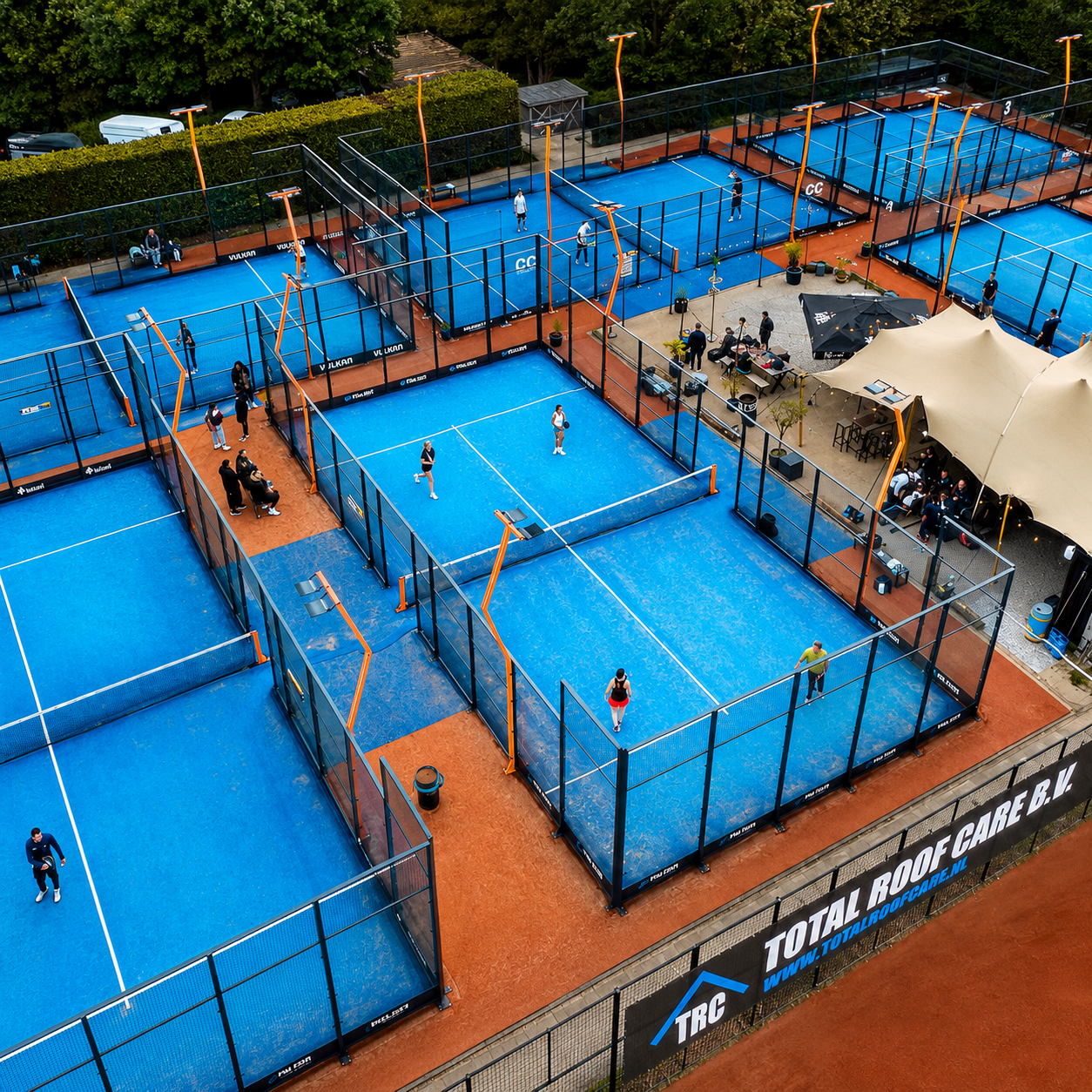Spelers op een padelbaan bij Padelclub Ridderkerk/ overzicht outdoor padelbanen