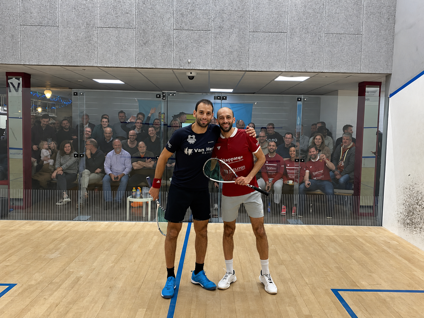 Twee squashspelers poseren na een wedstrijd op de squashbaan in Ridderkerk