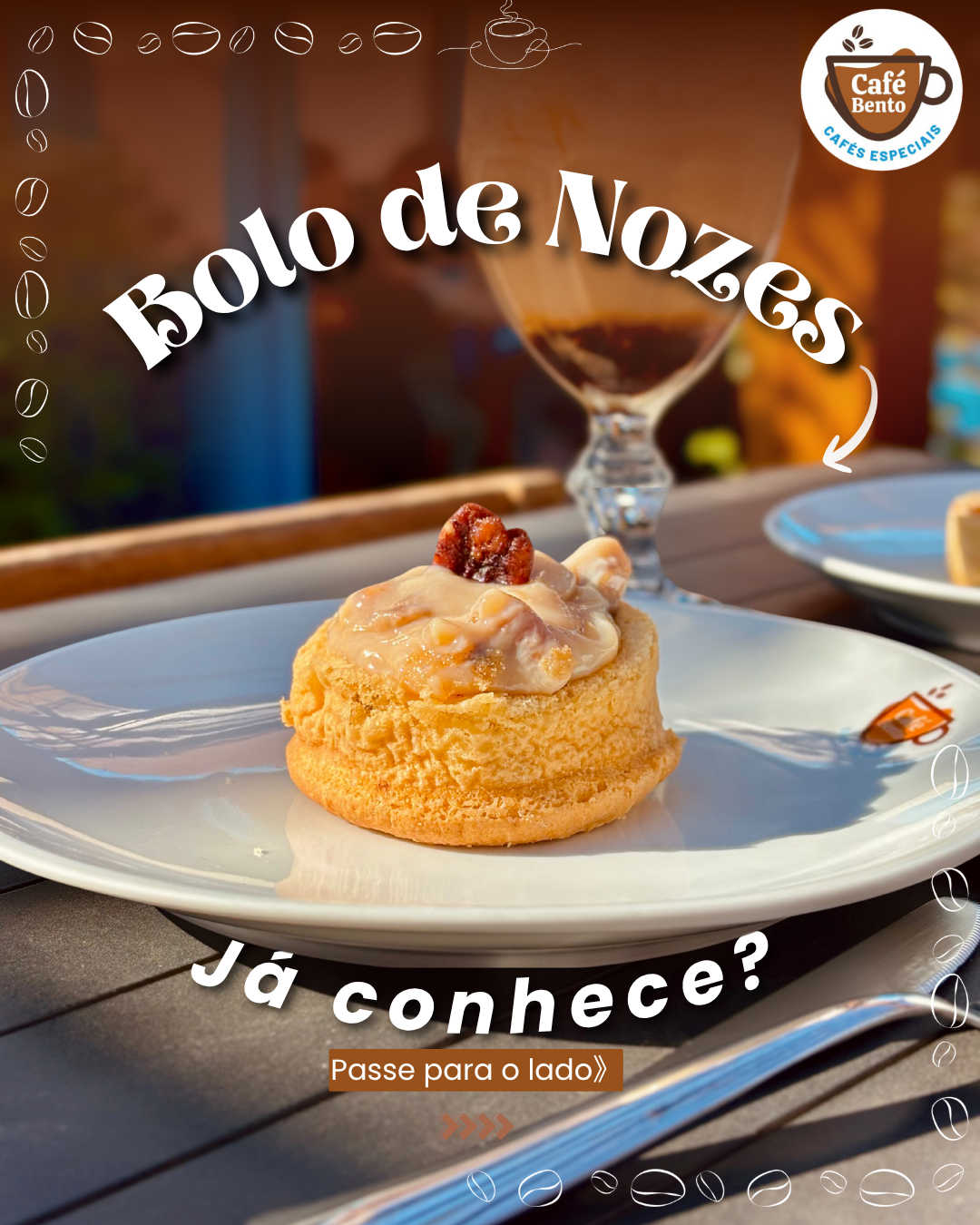 Um pãozinho está em um prato branco ao lado de uma taça.