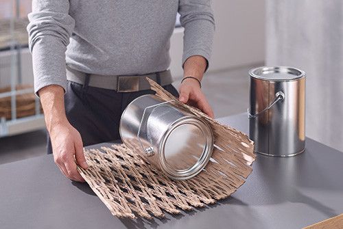 Urządzenie HSM ProfiPack do cięcia tektury z pokazanym efektem pracy