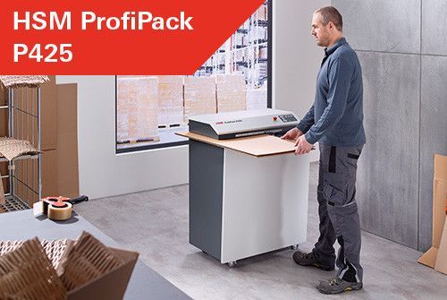 Mężczyzna obsługuje niszczarkę tektury HSM ProfiPack P425 w magazynie.