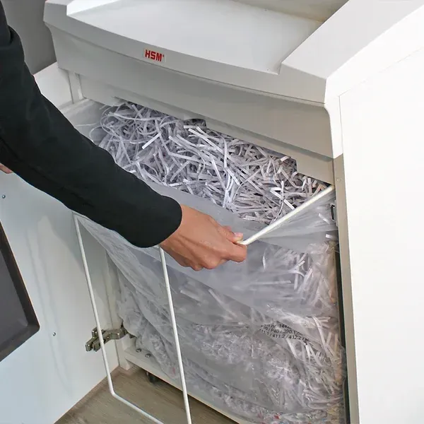 Wyjmowanie worka ze ścinkami z szafki HSM SECURIO B32