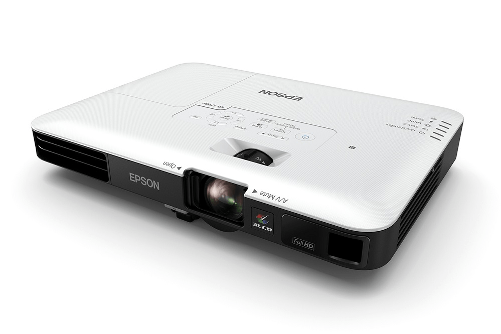 Biały projektor Epson ustawiony pod kątem na białej powierzchni, ukazujący obiektyw i przyciski sterujące.