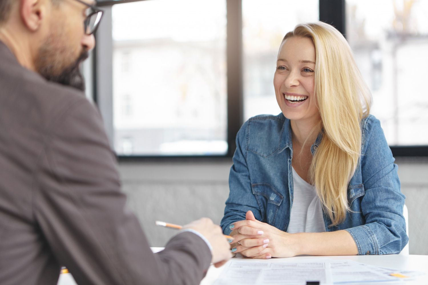 Woman and man in a 1 to 1 meeting.