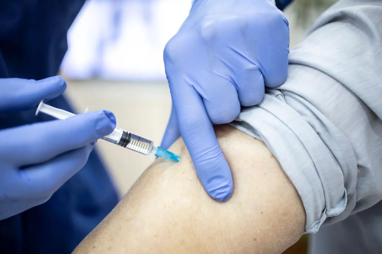 Injecting Vaccine