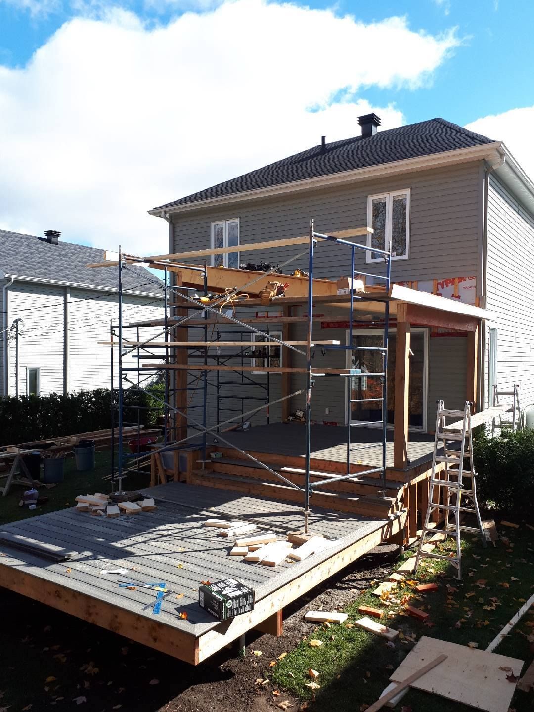 Une maison avec une terrasse en construction devant.