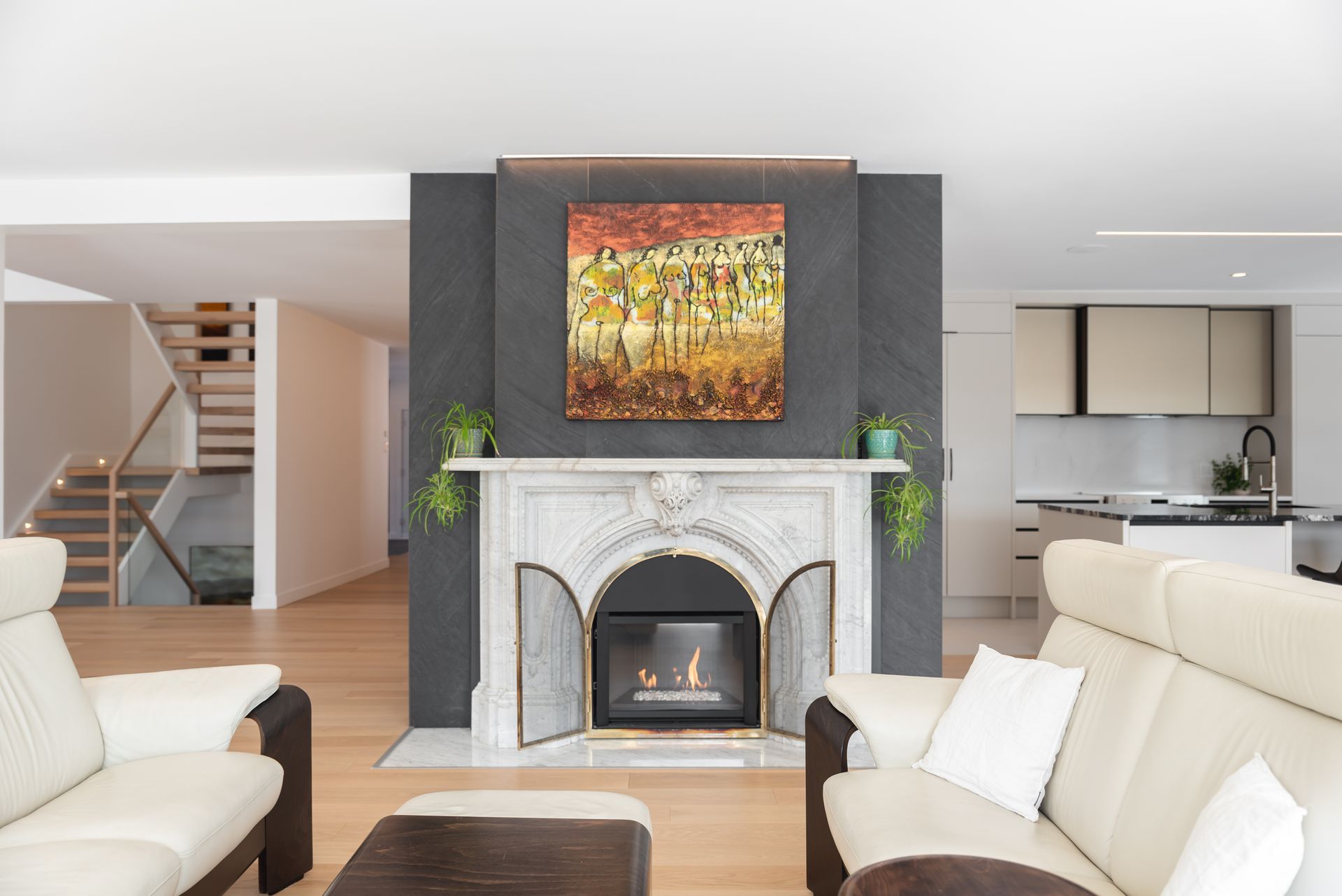 Un salon avec une cheminée et un tableau au mur.