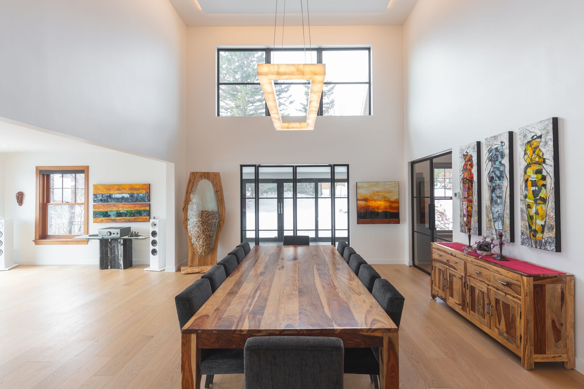 Une grande salle à manger avec une longue table et des chaises en bois.