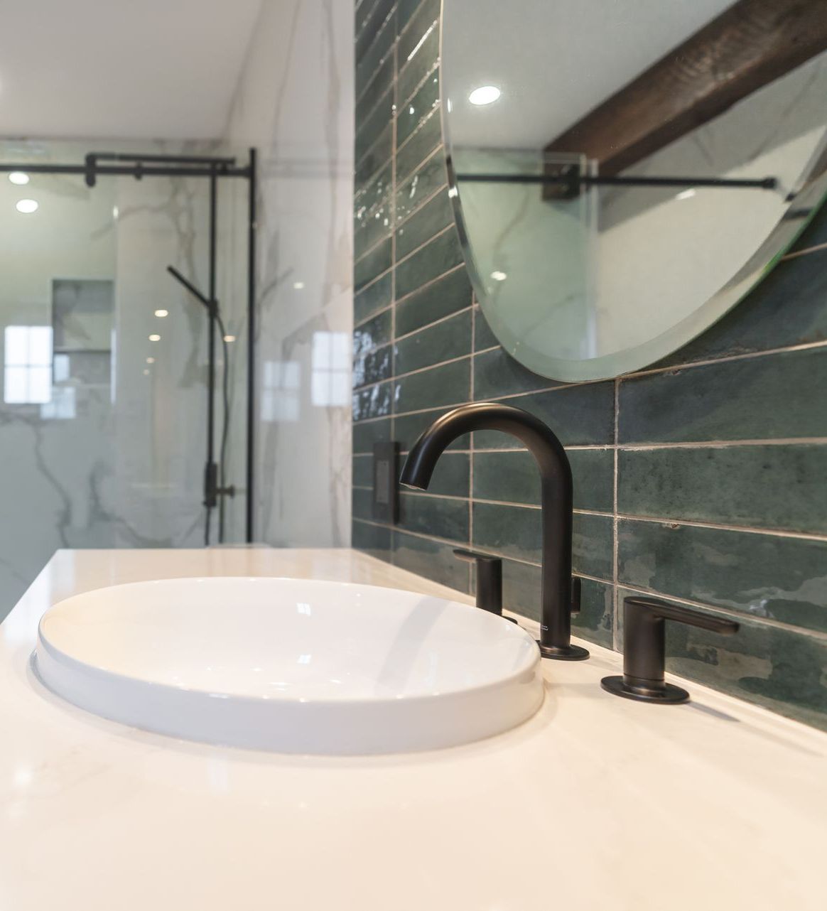 Une salle de bain avec un lavabo et un miroir au mur