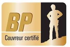 Le logo de bp couvreur certifie présente la silhouette d'un homme debout, les mains sur les hanches.