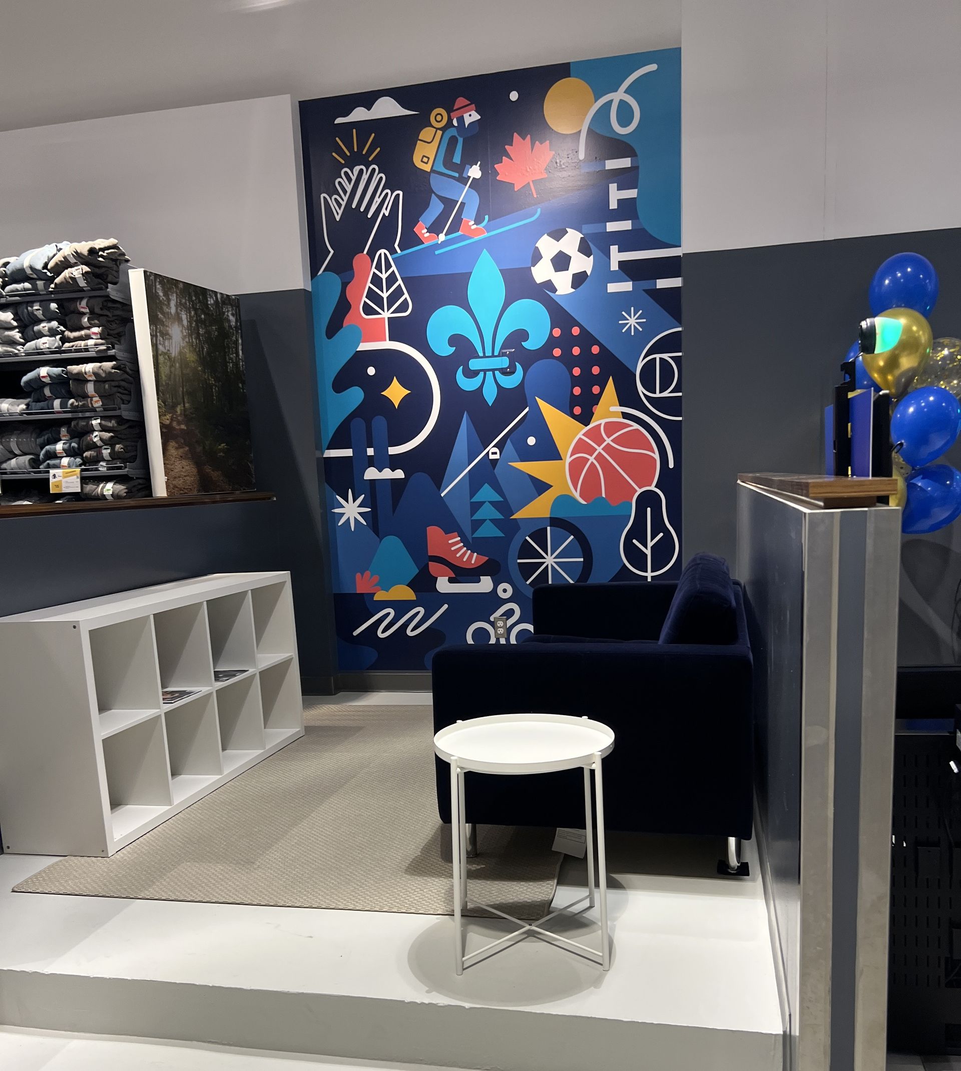 Une pièce avec un canapé et une table et une fresque murale au mur