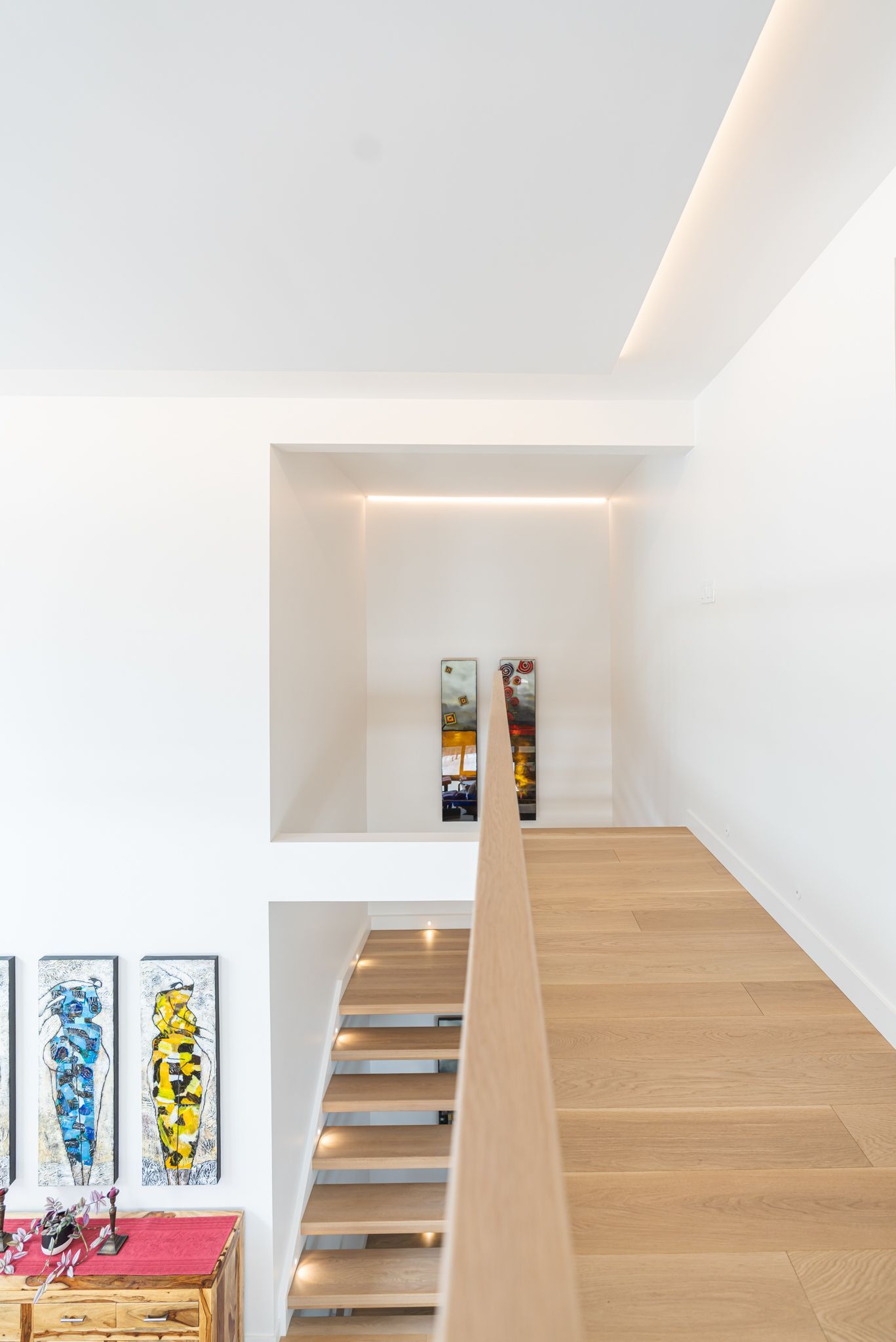 Un escalier en bois menant au deuxième étage d'une maison.