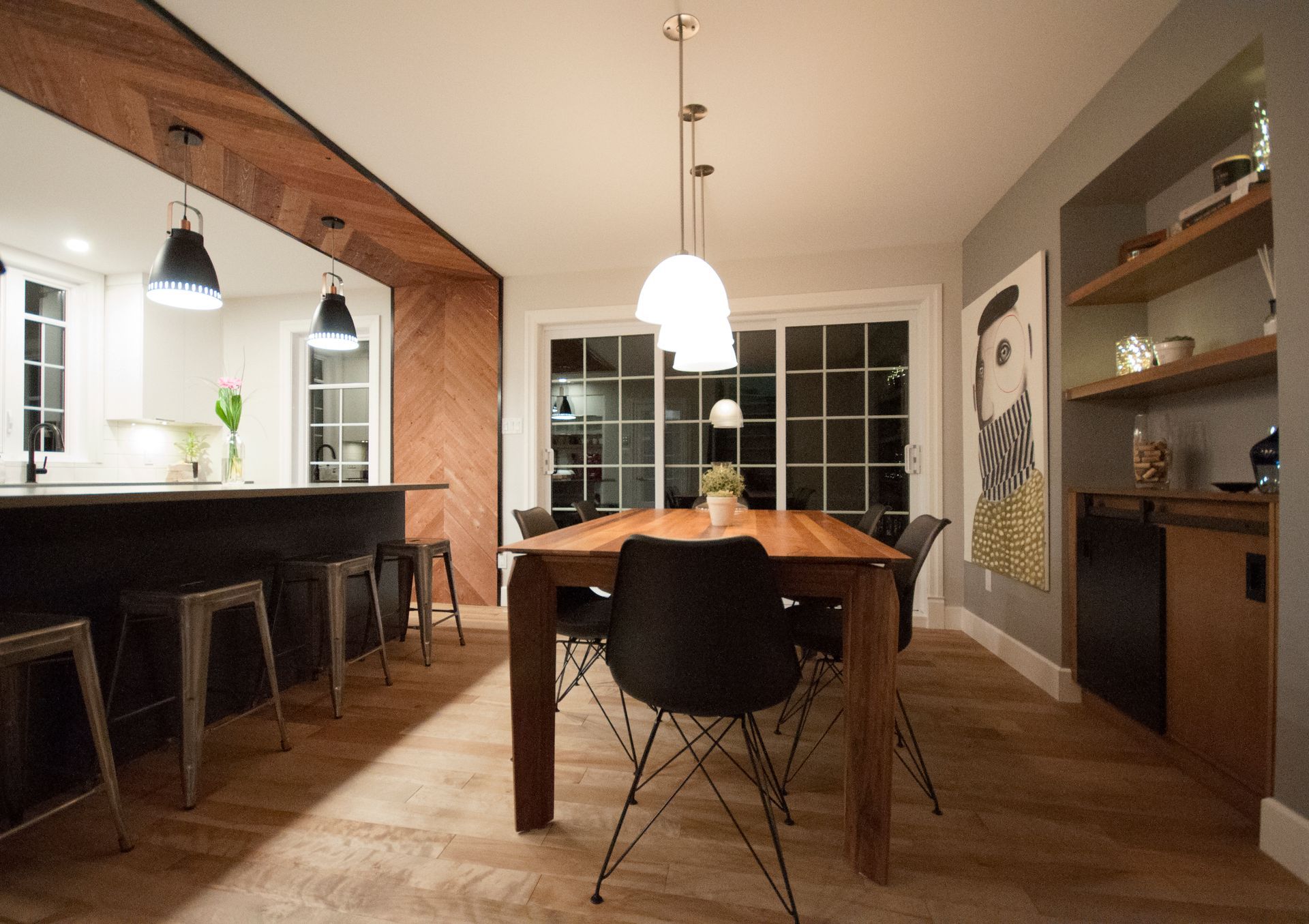 Une salle à manger avec une table en bois et des chaises noires