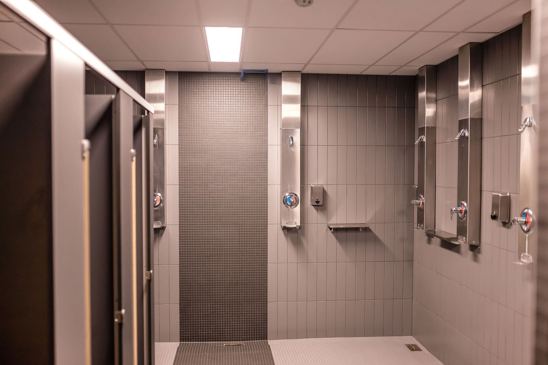 Une salle de bain avec cabines de douche en inox et douche à l'italienne.