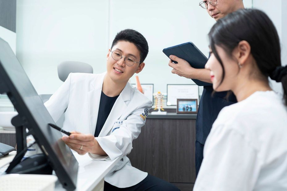 Dr. Ji Seung-hun with a patient at the Uijeongbu clinic