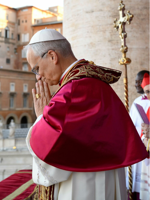 pope Leo praying img