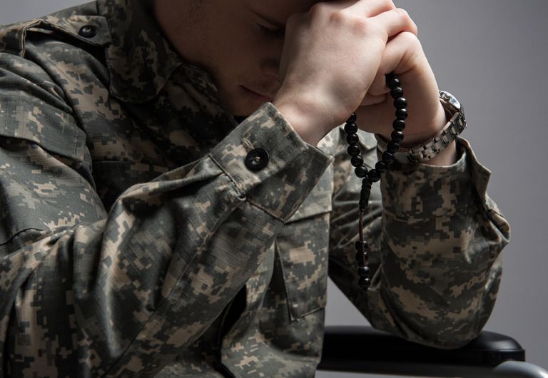 army troop praying the rosary img