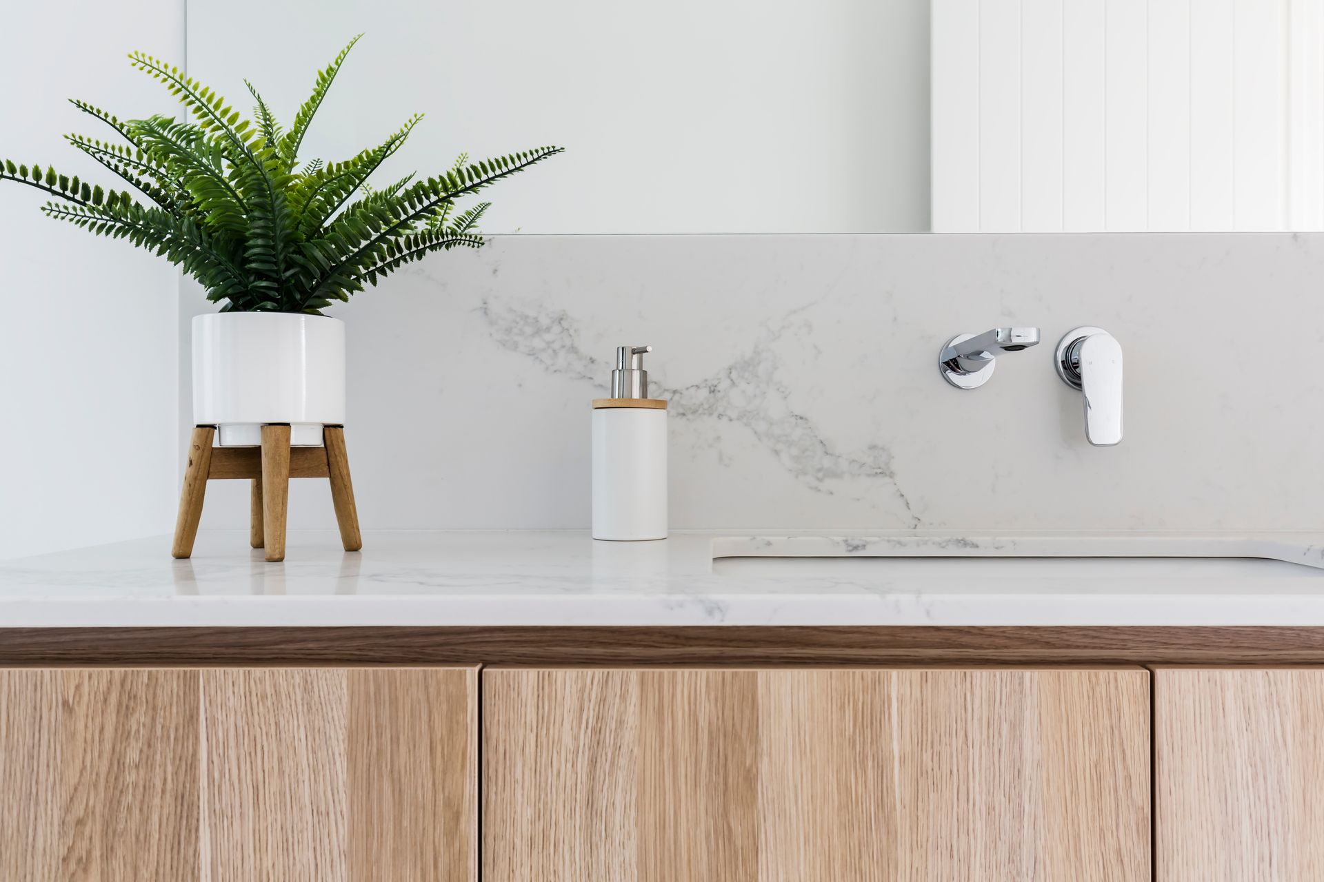 bathroom with mirror and tub