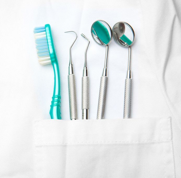 Uno spazzolino da denti e strumenti dentali in una tasca