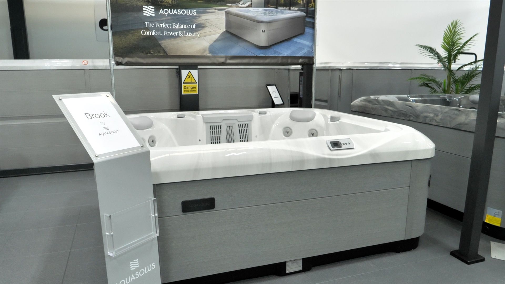 AquaSolus Brook Hot Tub