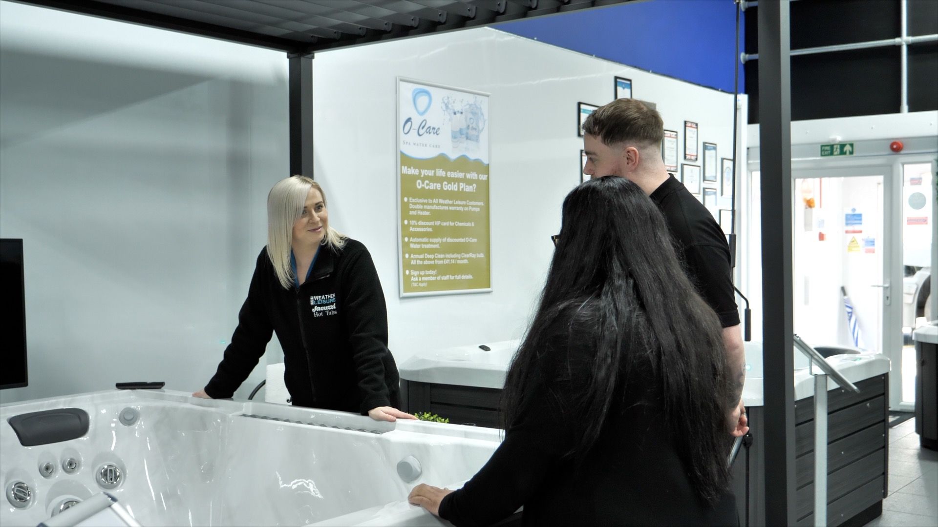 Should You Buy a Hot Tub Online or Visit a Showroom First?