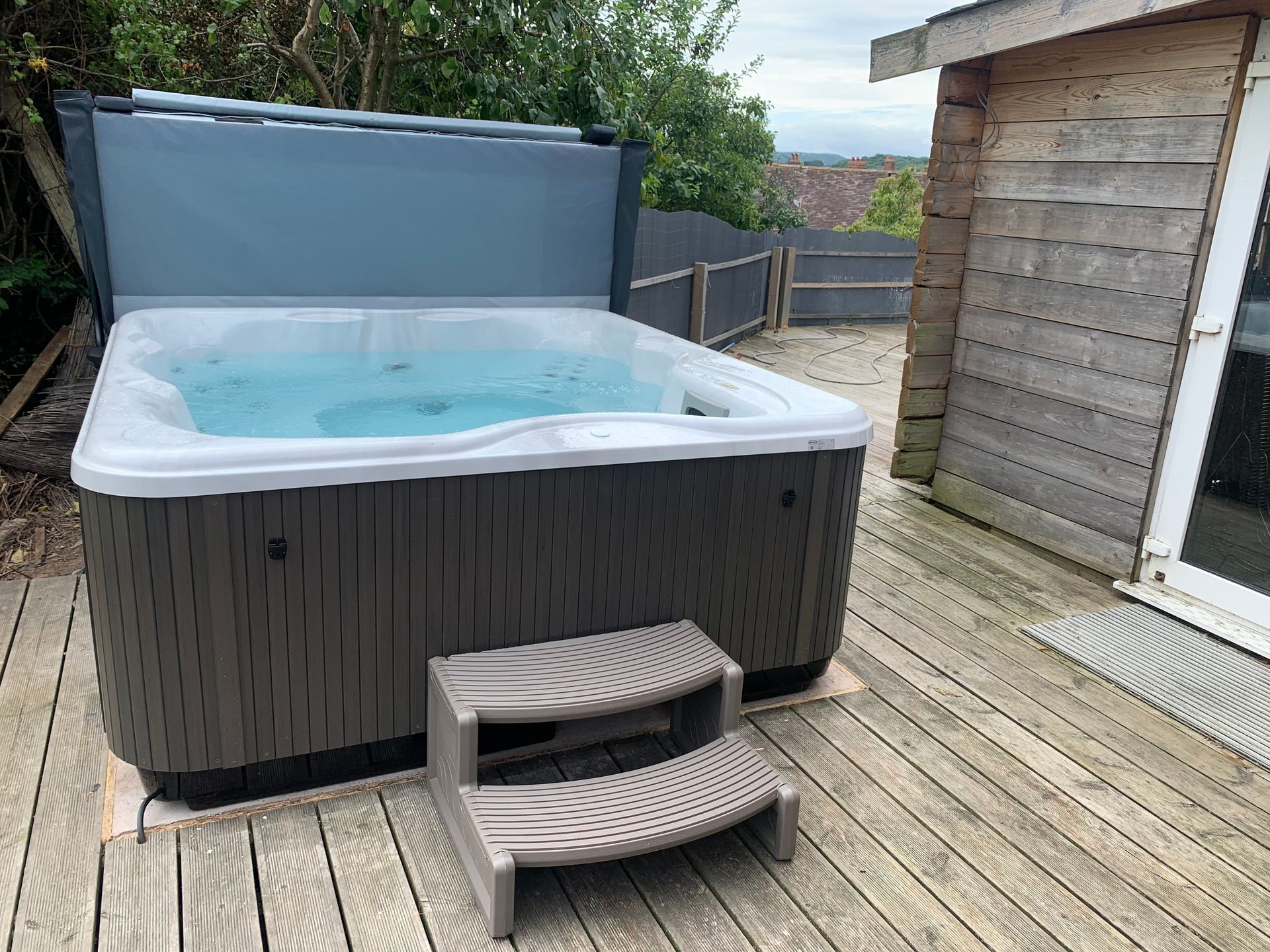 Jacuzzi Lodge L Hot Tub