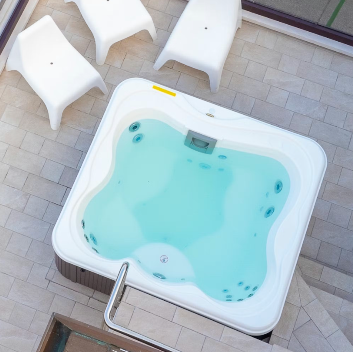 Jacuzzi Lodge M Hot Tub