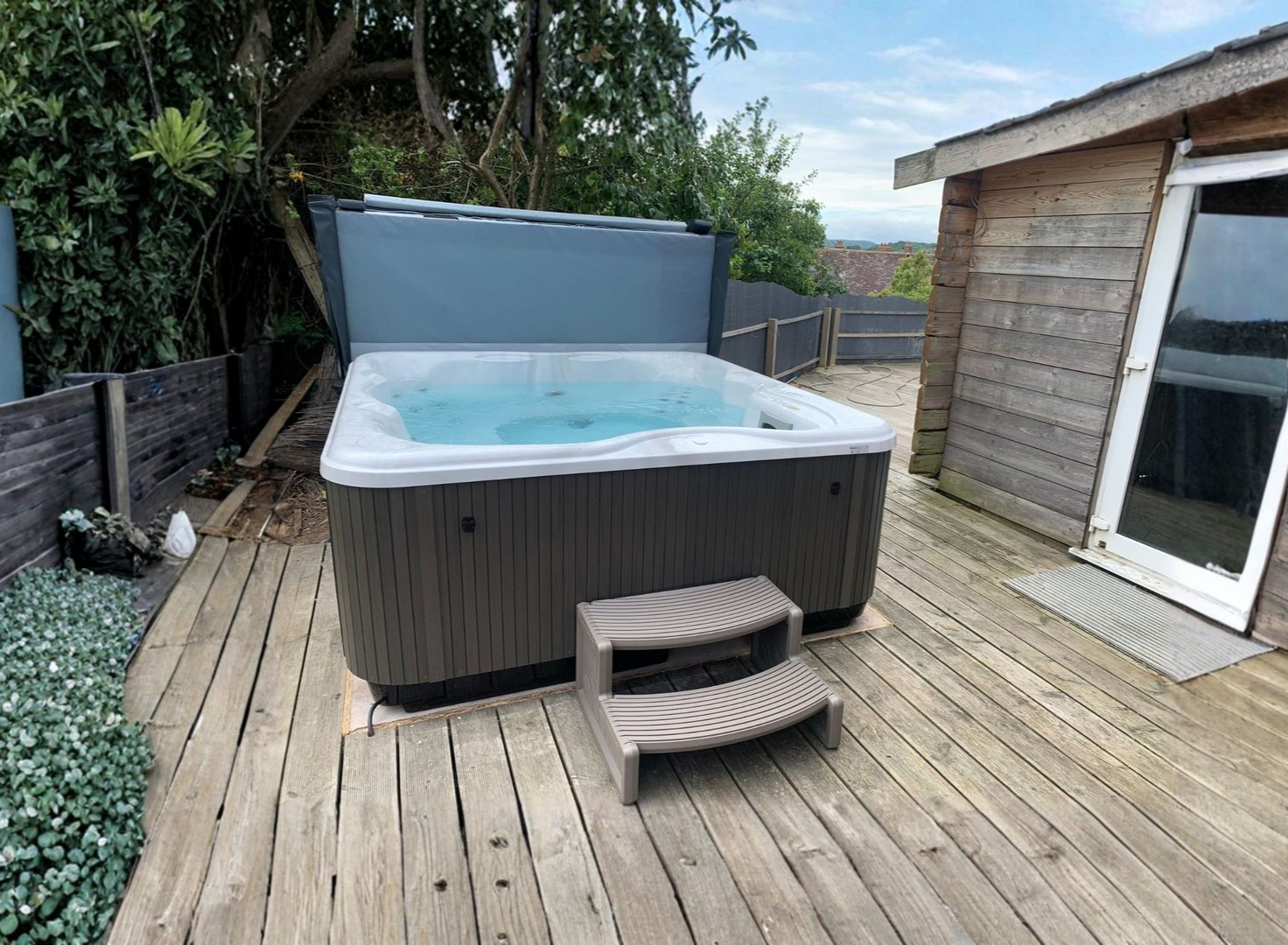 Jacuzzi Lodge L Hot Tub