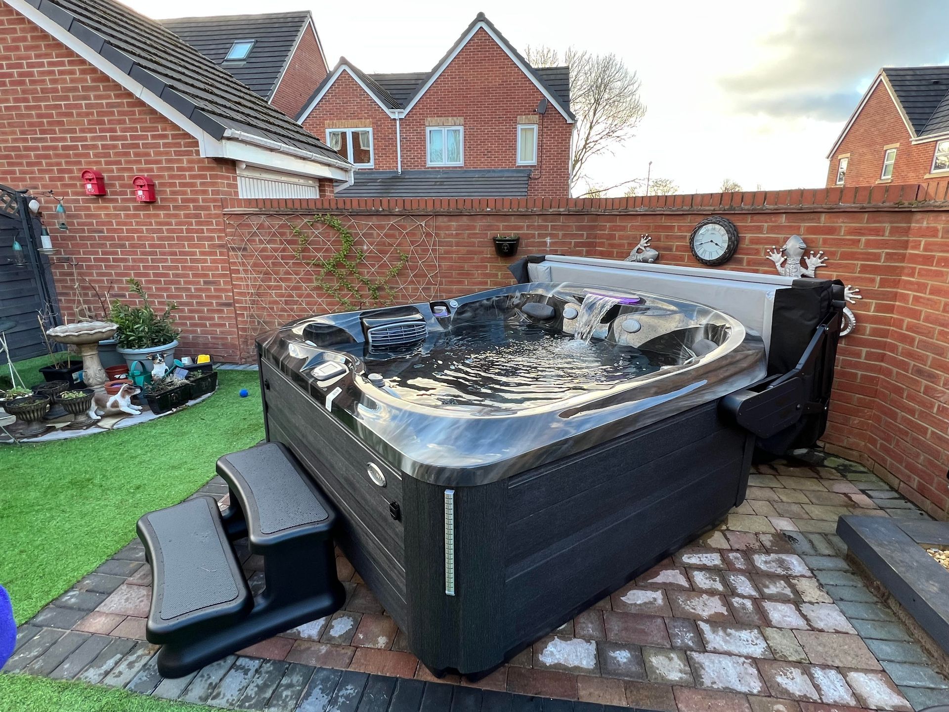 The Best Hot Tubs for Small Gardens: How to Choose One That Fits Beautifully and Still Leaves the Garden Feeling Relaxed
