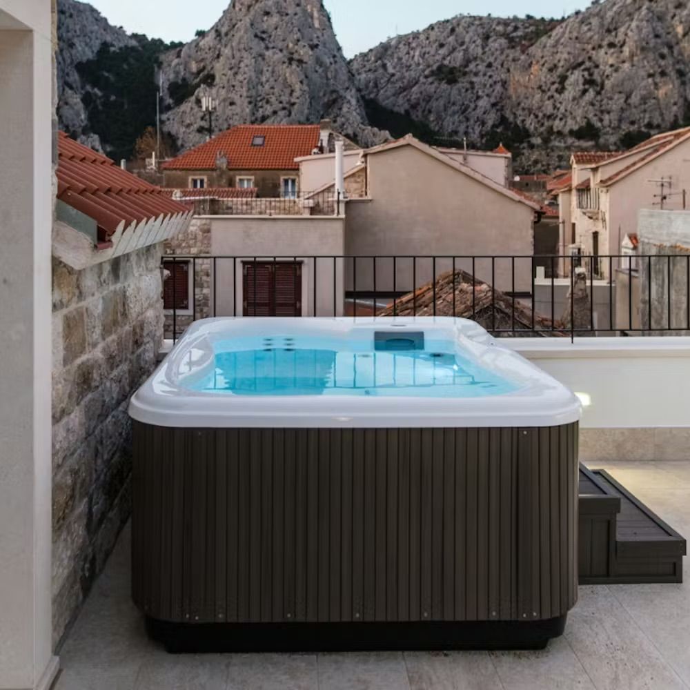 Jacuzzi Lodge S Hot Tub
