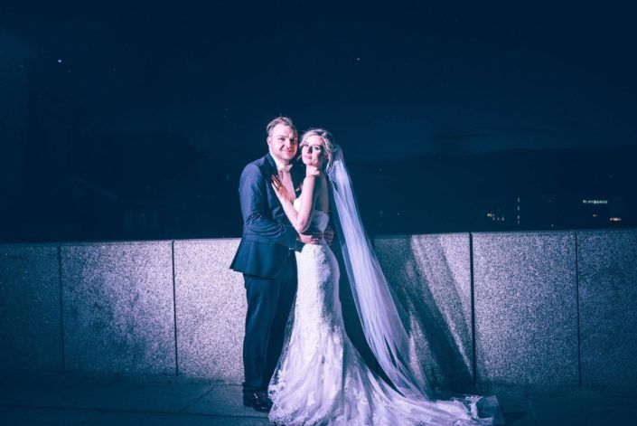 Braut und Bräutigam posieren an ihrem Hochzeitstag für ein Foto.