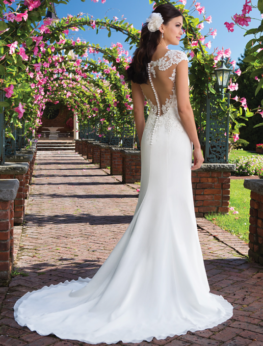 Eine Frau in einem Brautkleid mit einer Blume im Haar