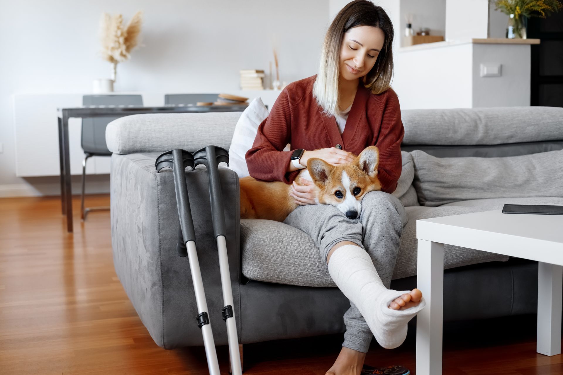 A young woman in a leg cast knows the difference between short term vs long term disability