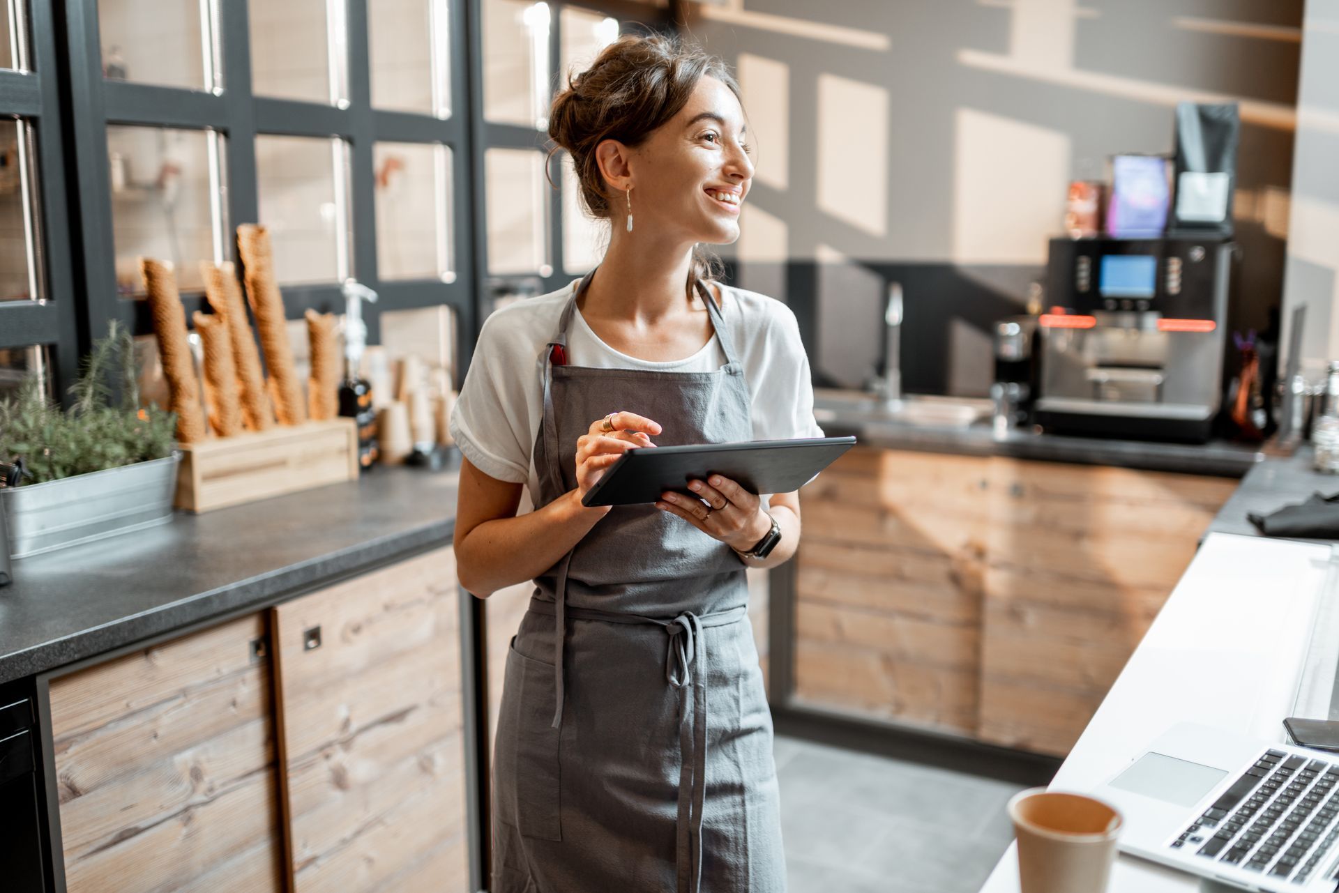 A small business owner, working in an ice cream shop, wonders about the differences of hsa vs fsa