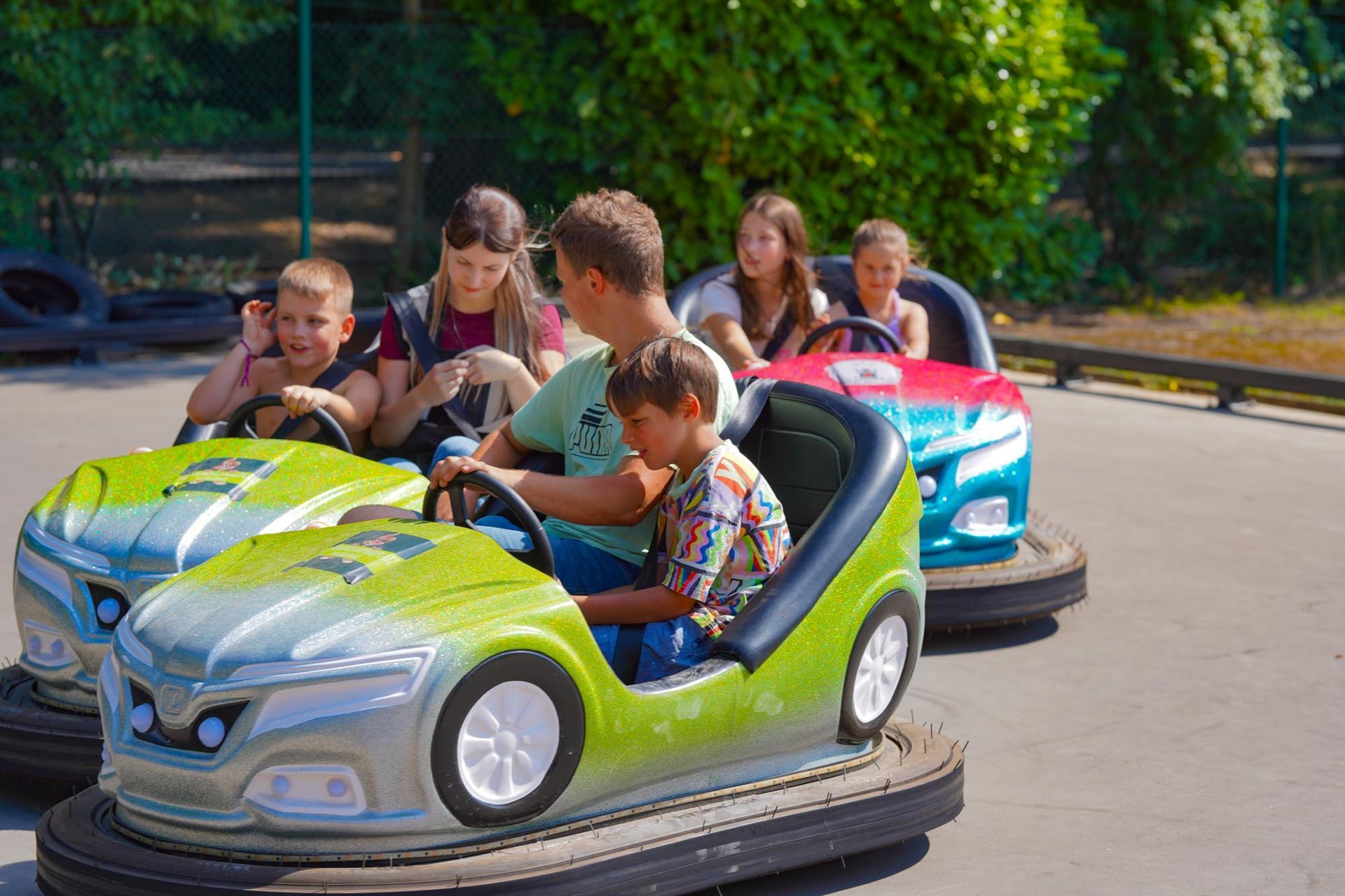 Kinder fahren in bunten Autoscootern