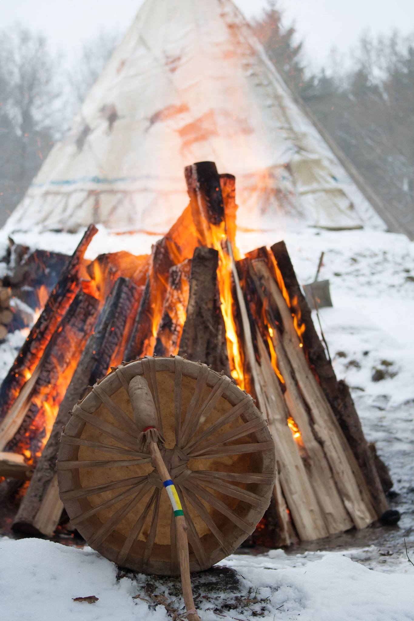Lagerfeuer und Trommel