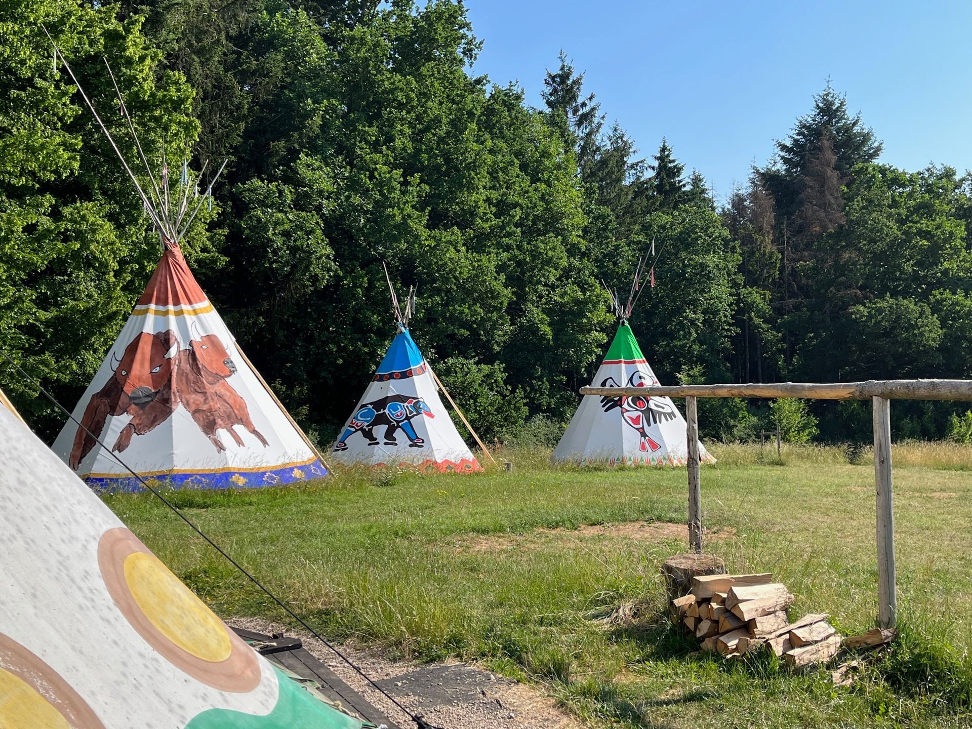 Tipis, Indianerzelte am Beuerhof, schön bemalt