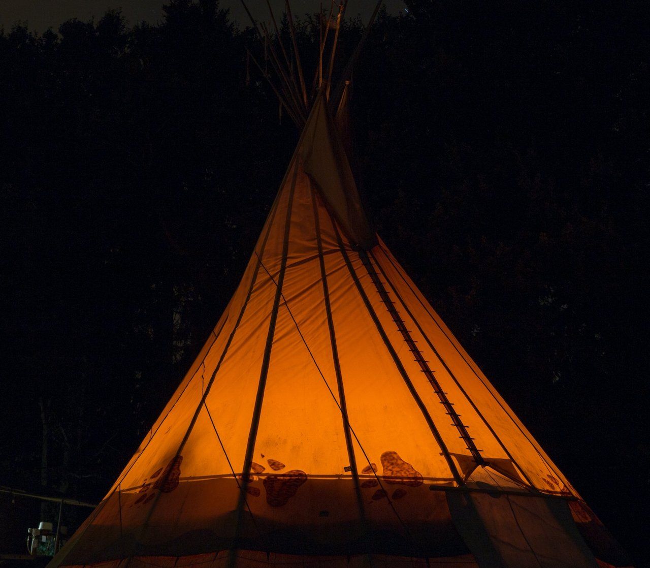 Tipi erleuchtet bei Nacht