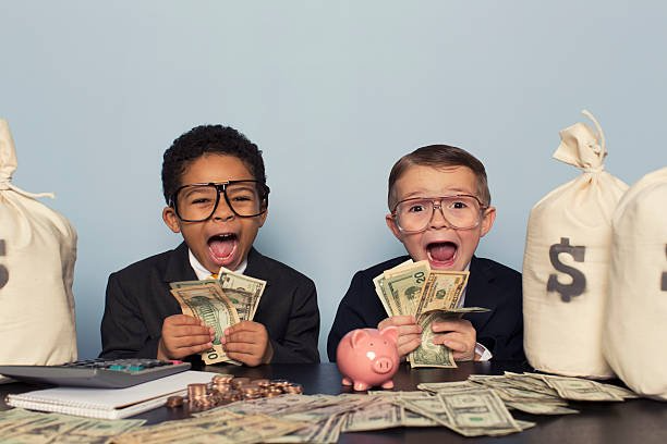 Twee kinderen met brillen tellen geld naast een roze spaarpot en geldzakjes op een tafel.