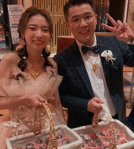 帥氣的新郎和美麗的新娘,選用「迷上甜點」可麗露做為婚禮小物,真的是最好的選擇,所有親友都開心極了!