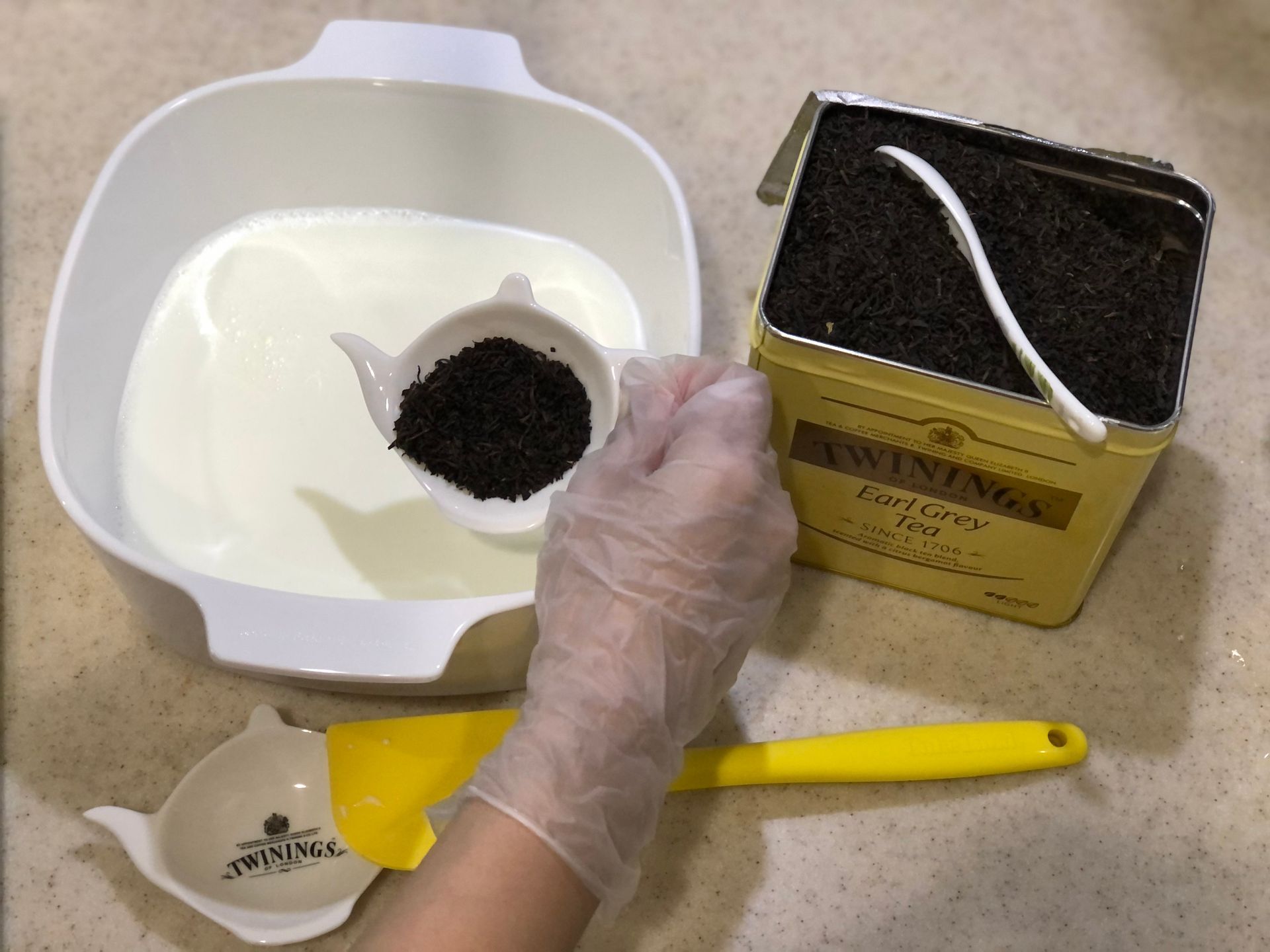 迷上甜點的「伯爵茶可麗露」選用的是來自英國皇家百年品牌TWININGS，這款可麗露榮獲「天下第一攤」最高榮譽金賞獎的，以鍋煮奶茶去沖麵糊，製作出來的可麗露每一口都充滿伯爵茶的佛手柑香氣，令人吃完還想再吃。
