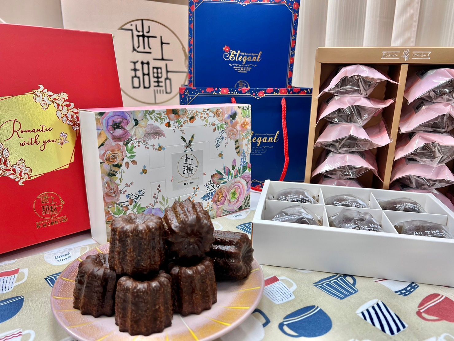 桌上擺放著各種包裝好的巧克力和糖果，旁邊還有一盤巧克力磅蛋糕。