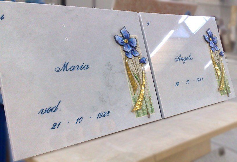 Loculo in marmo con fiori