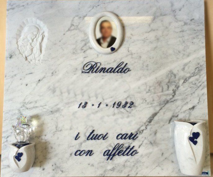 Loculo in marmo con scritta blu