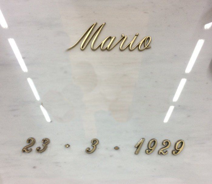 Loculo in marmo con nome in rilievo dorato
